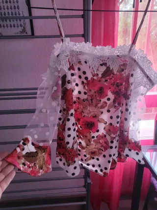 Blusa floral con lunares y encaje