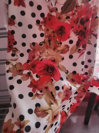 Blusa floral con lunares y encaje
