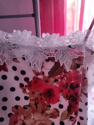 Blusa floral con lunares y encaje