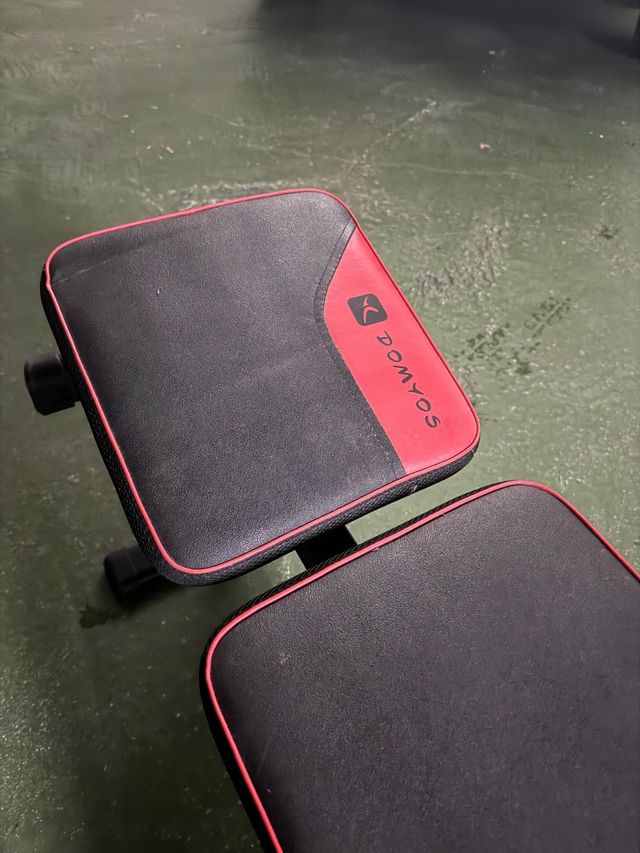 Banco abdominales negro y rojo. DOMYOS