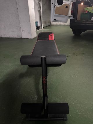 Banco abdominales negro y rojo. DOMYOS