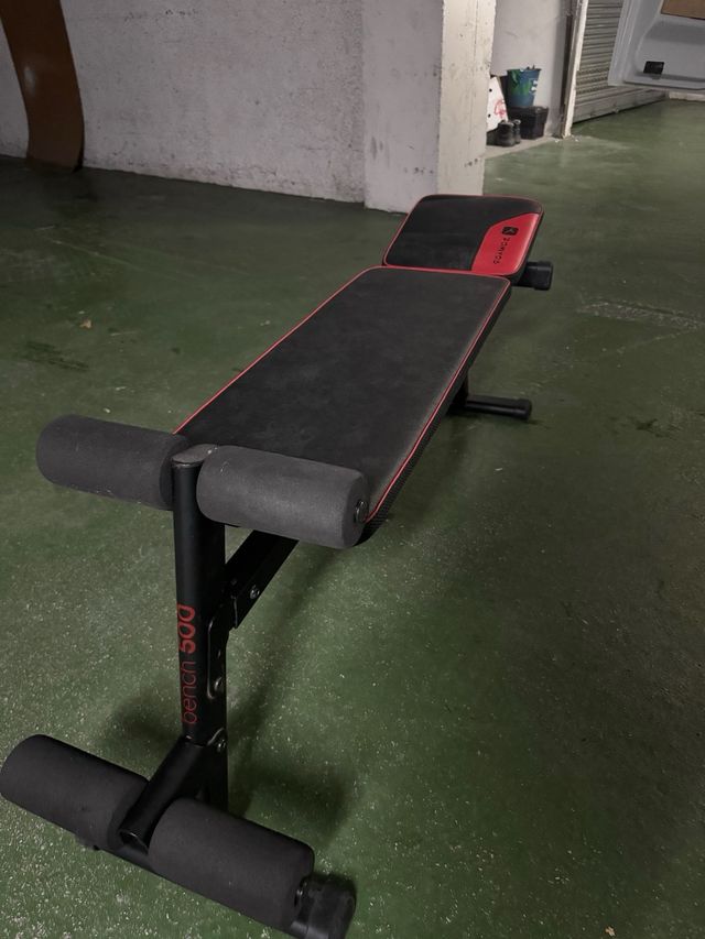 Banco abdominales negro y rojo. DOMYOS