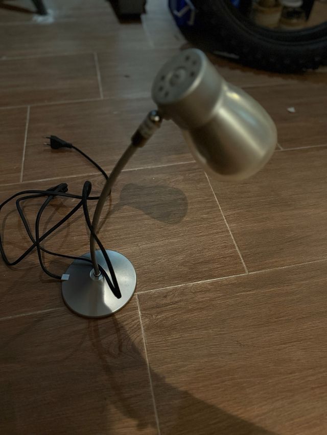 Lámpara de escritorio flexible metal y plástico