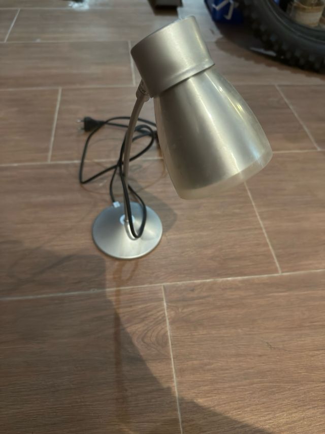 Lámpara de escritorio flexible metal y plástico