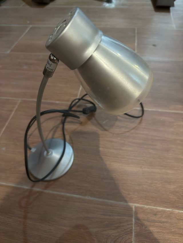 Lámpara de escritorio flexible metal y plástico
