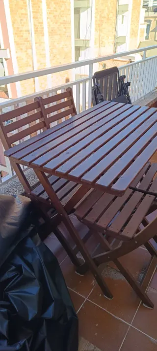 Mesa y 4 sillas de madera de exterior IKEA