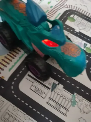 Dragón traga coches