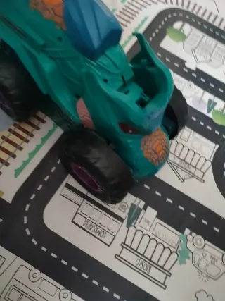 Dragón traga coches