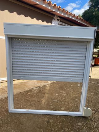 Ventana con persiana ,mosquitera y reja de hierro,