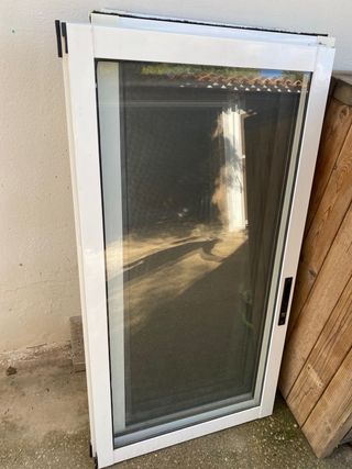 Ventana con persiana ,mosquitera y reja de hierro,