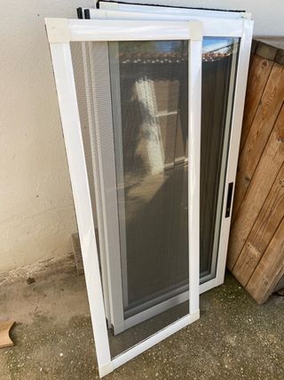 Ventana con persiana ,mosquitera y reja de hierro,