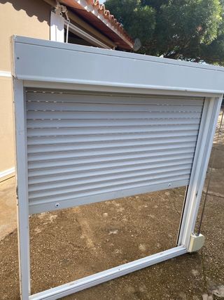 Ventana con persiana ,mosquitera y reja de hierro,