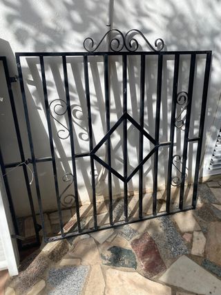 Ventana con persiana ,mosquitera y reja de hierro,