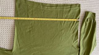 Camiseta verde cuello alto manga larga