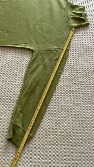 Camiseta verde cuello alto manga larga