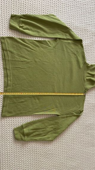 Camiseta verde cuello alto manga larga