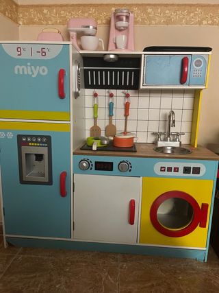 Cocinita de juguete rosa