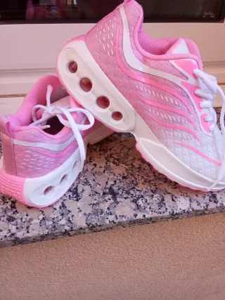 Zapatillas deportivas rosas y blancas