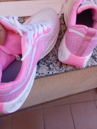 Zapatillas deportivas rosas y blancas