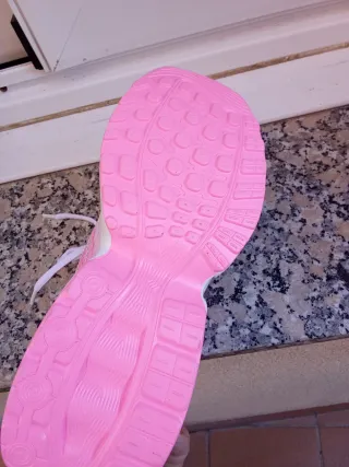 Zapatillas deportivas rosas y blancas