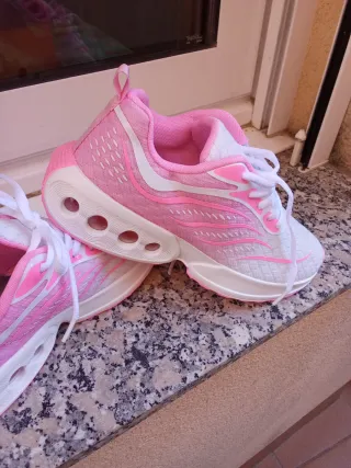 Zapatillas deportivas rosas y blancas