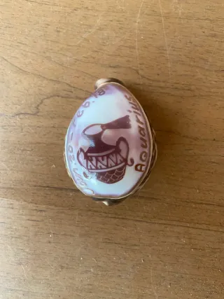 Conchiglia decorata con il segno dell’Acquario