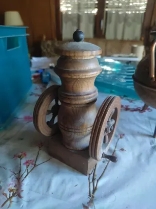 Molinillo de madera decorativo