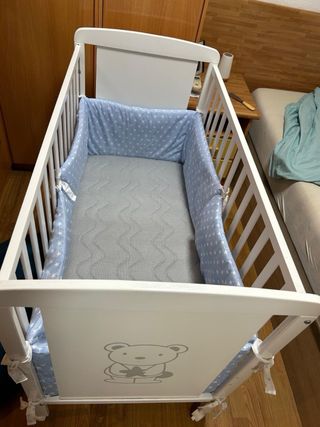 Cuna de bebé blanca con colchón ecus kids nuevo.