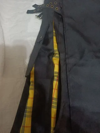 Falda escocesa negra y amarilla