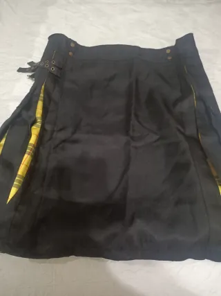 Falda escocesa negra y amarilla