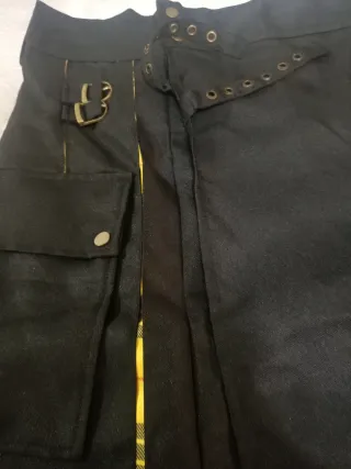 Falda escocesa negra y amarilla