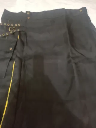 Falda escocesa negra y amarilla