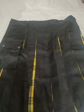 Falda escocesa negra y amarilla