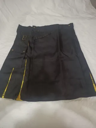 Falda escocesa negra y amarilla