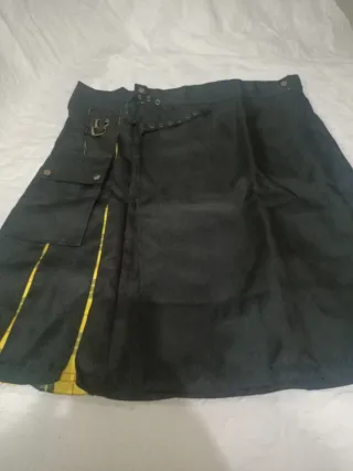 Falda escocesa negra y amarilla