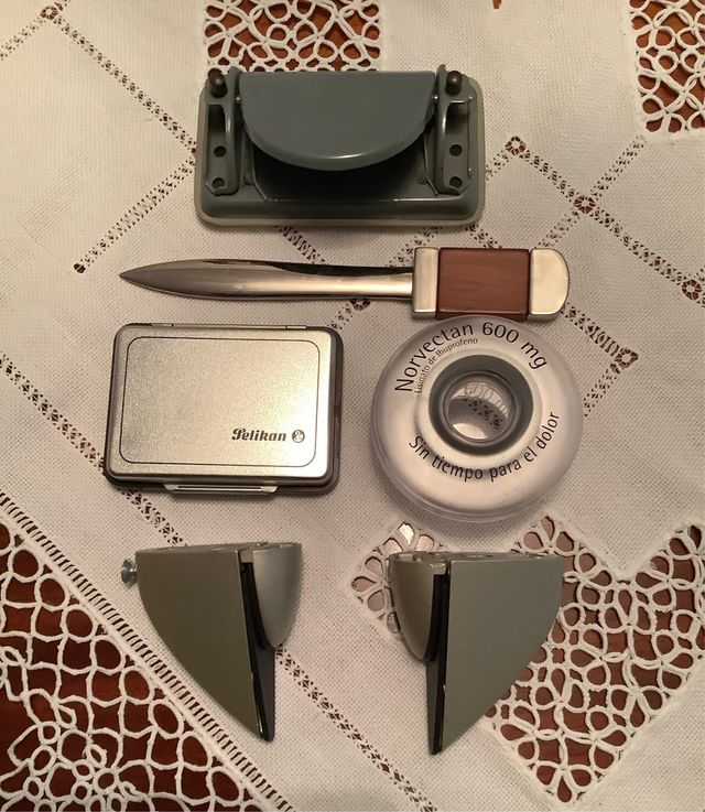 Lote de oficina: perforadora, abrecartas,.....