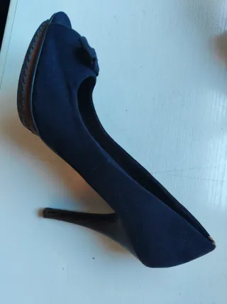 Zapatos de tacón azul con lazo