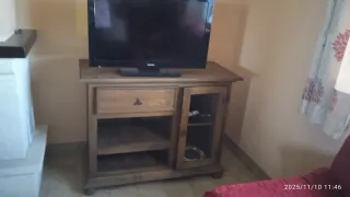 Conjunto de mesa y televisión