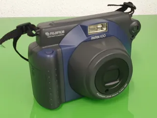 Cámara Fujifilm Instax 100 Negra y Azul