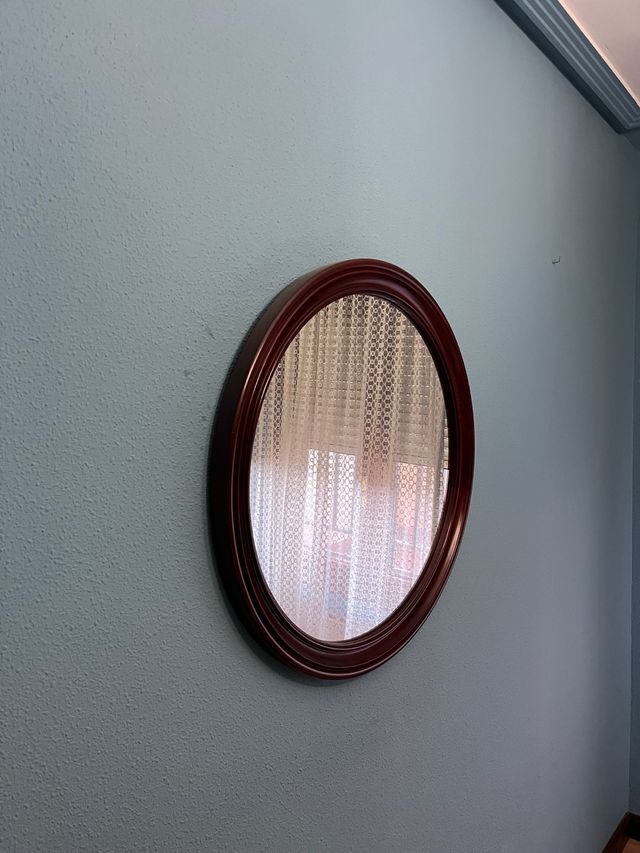 Espejo ovalado de madera y cristal