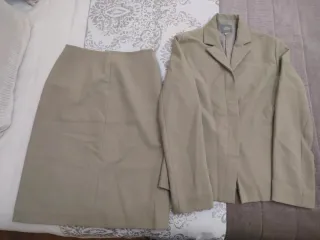 Traje de chaqueta y falda LATINA beige