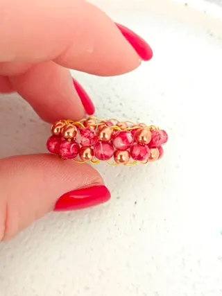 Anillo de cuentas dorado y rojo