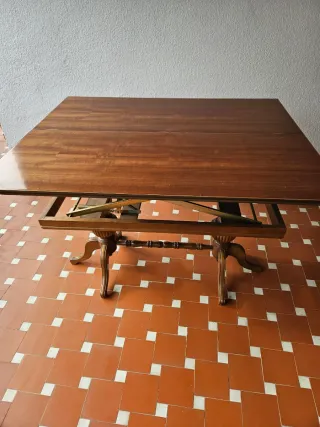 Mesa de comedor de madera
