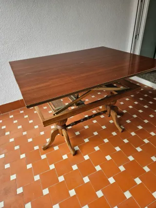Mesa de comedor de madera