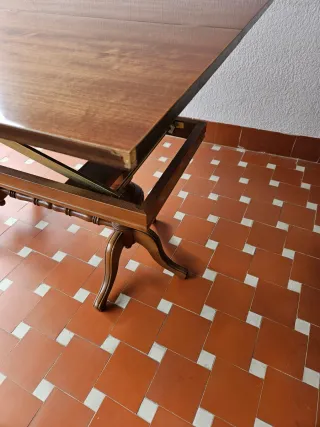 Mesa de comedor de madera