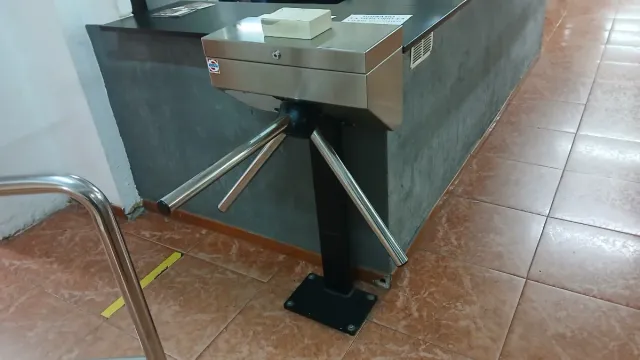 Barandilla y puerta de acceso metálica