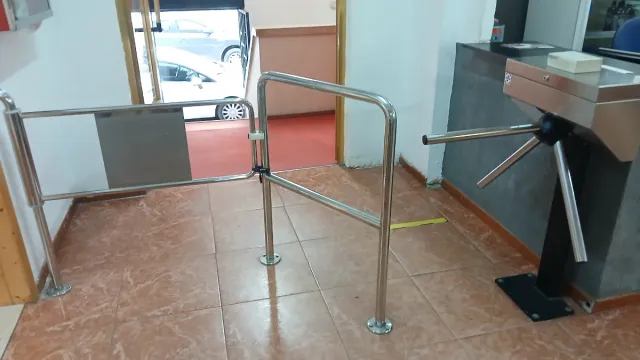 Barandilla y puerta de acceso metálica