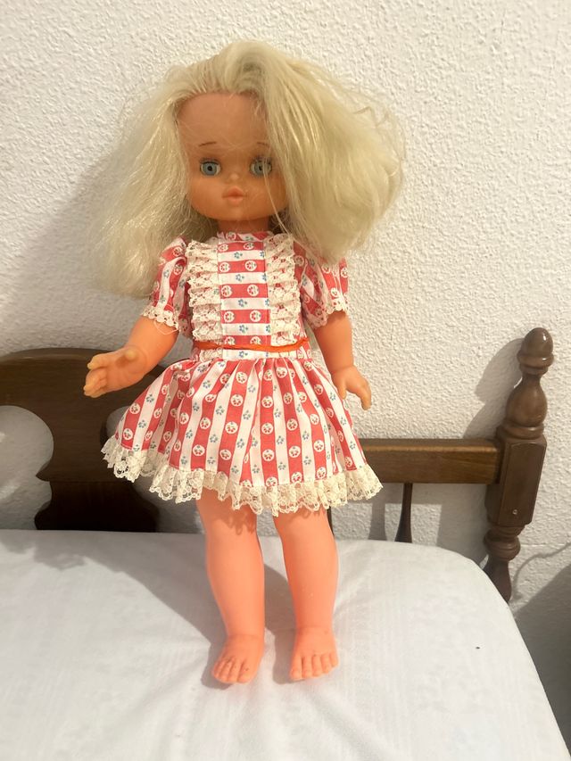 Muñeca vintage rubia con vestido