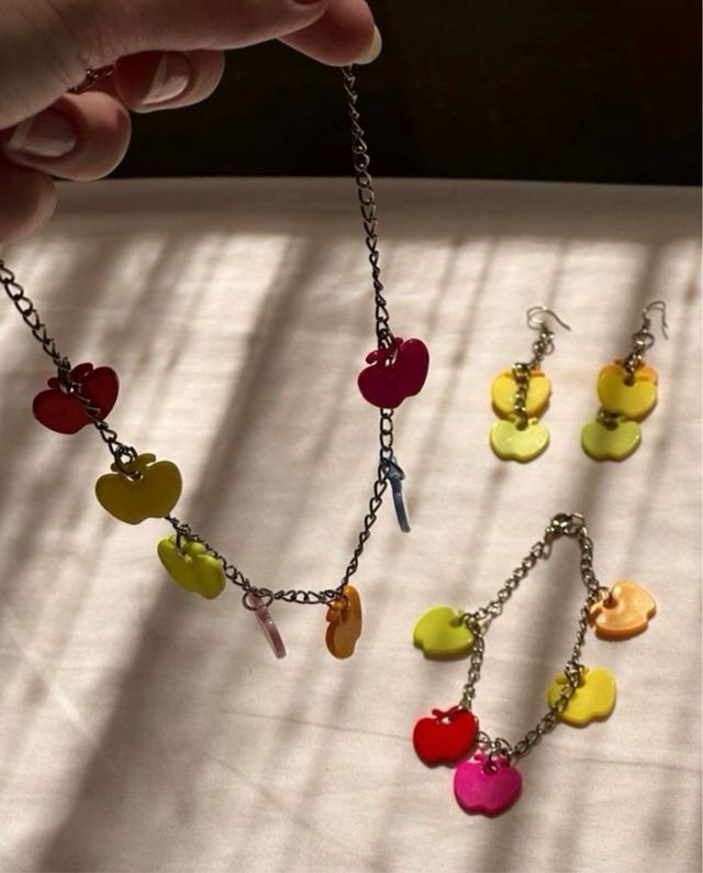 Collar, pulsera y pendientes manzana multicolor
