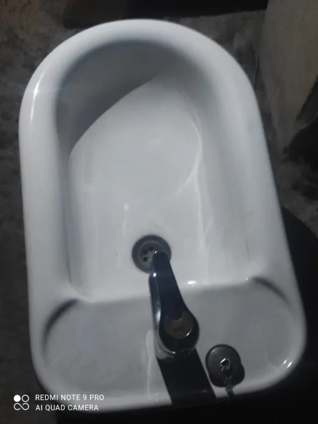 Bidé de cerámica blanco